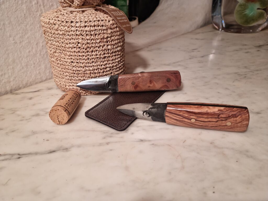 Couteaux à huitre forgé, lame pleine soie, acier carbone