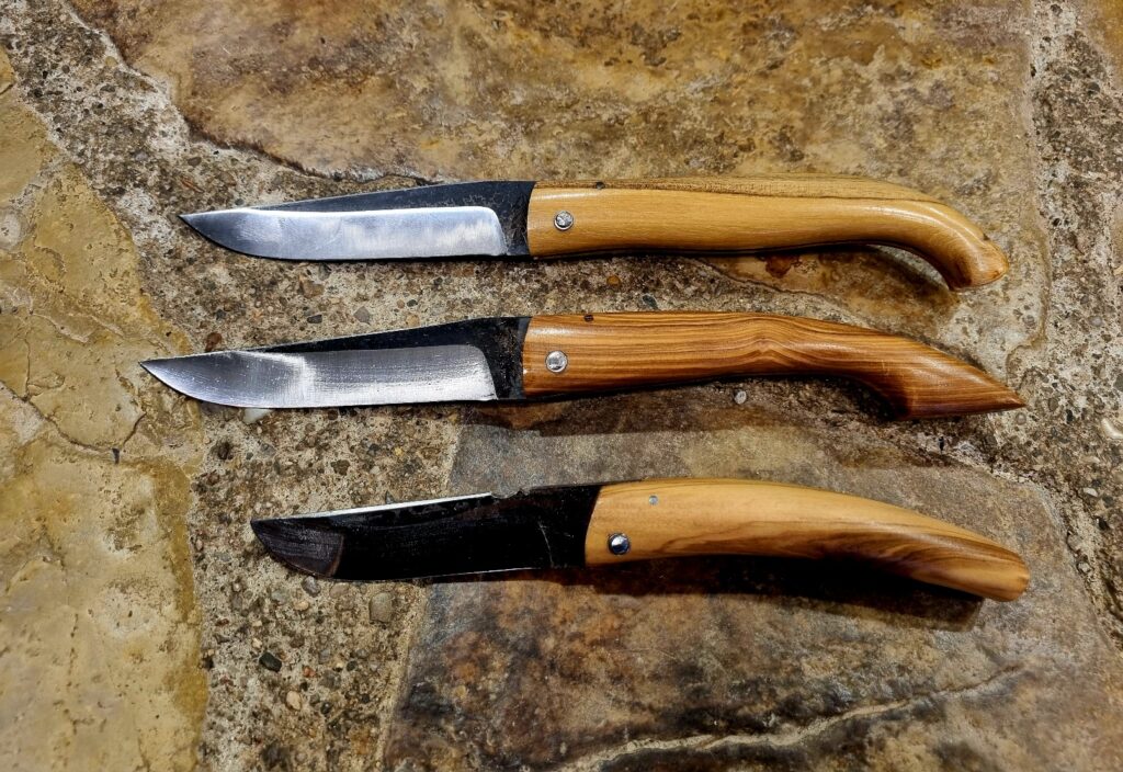 Couteaux de berger 2 clous lame acier carbone, manche olivier, buis ou corne de 90 € à 99 €